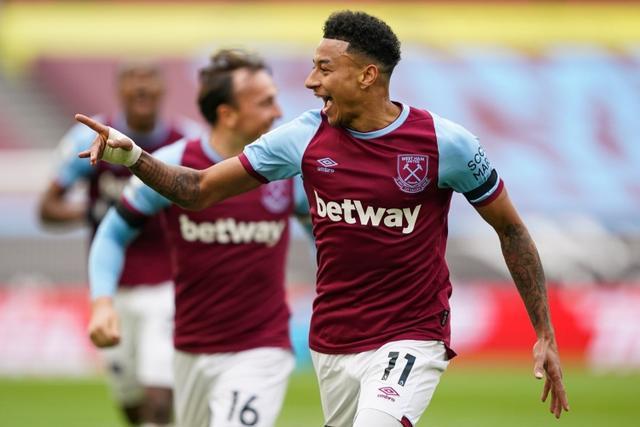 泰州队“苏超”冠军奖杯开启全市巡展，第一站在海陵老街