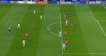 气得双手握拳！